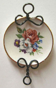 Dollhouse Miniature Flower Plate with Wire Wall Rack